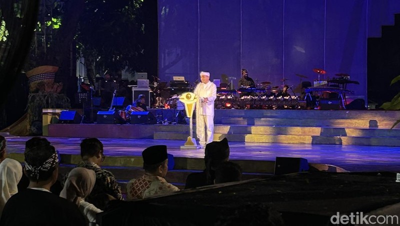 Drama Musikal Kolosal untuk memperingati Hari Jadi Tatar Sunda di halaman Gedung Sate, Kota Bandung, Minggu (17/5/2026)