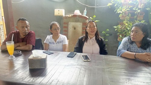 Empat staf KONI NTT yang dipecat memberi keterangan di Kupang, NTT, Senin (18/5/2026). (Foto: Simon Selly/detikBali)