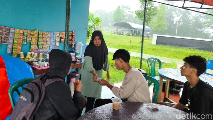 Enah saat berjualan di Bukit Panagaran Kuningan