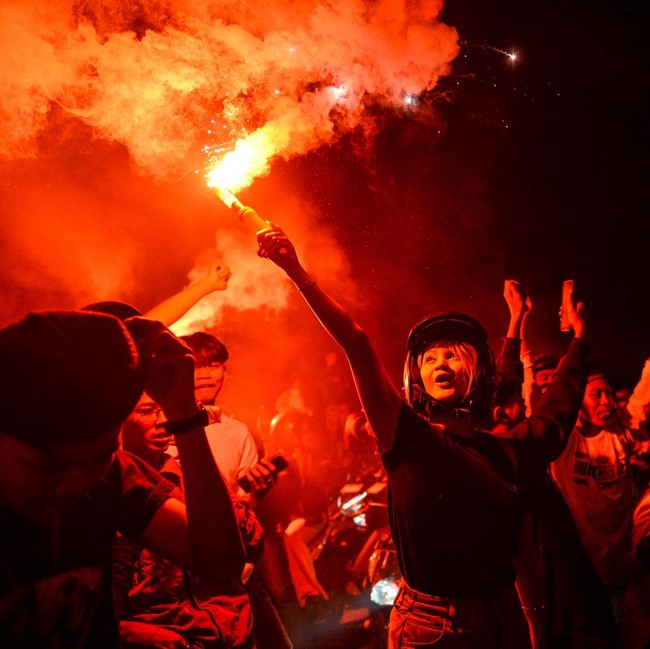 Euforia Kemenangan Persib! Bobotoh Penuhi Jalanan Kota Bandung