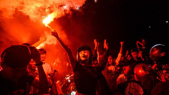 Sejumlah Bobotoh atau suporter Persib Bandung menyalakan suar saat melakukan konvoi di Jembatan Layang Mochtar Kusumaatmadja Bandung, Jawa Barat, Minggu (17/5/2026). Bobotoh melakukan konvoi keliling Kota Bandung usai Persib Bandung menang atas PSM Makassar dengan skor 2-1. ANTARA FOTO/Raisan Al Farisi