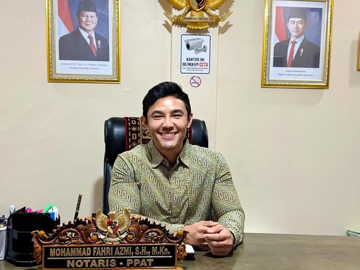 Pesinetron Fahri Azmi kini jadi Notaris PPAT.
