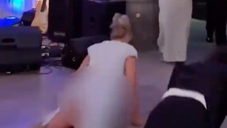 Bridesmaid Viral Usai Gaun yang Dikenakan Sobek saat Dance, Bokong Terekspos