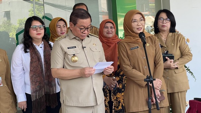Gubernur DKI Jakarta Pramono Anung (kiri) dan  Kepala Dinas Kesehatan (Dinkes) DKI Jakarta Ani Ruspitawati (kanan)