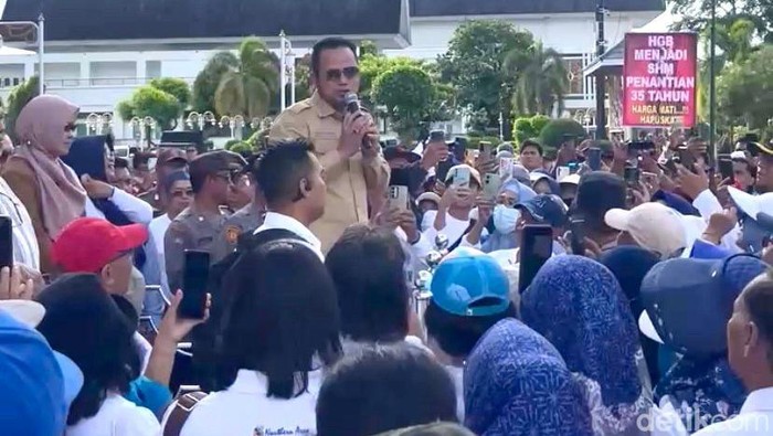 Gubernur Kaltim Rudy Masud saat menemui ratusan warga Perumahan Korpri Loa Bakung.