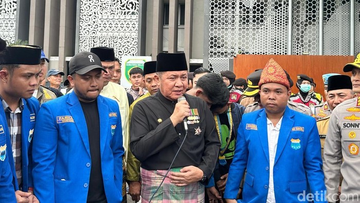 Gubernur Sumsel Herman Deru menemui massa aksi.
