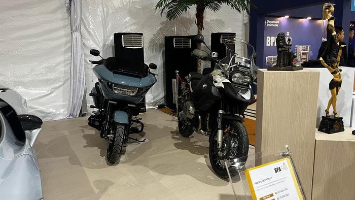 Harley Davidson Road Glide warna Blue Shark dilelang senilai Rp 87.445.700. (kiri)