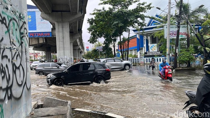 Ruas Jalan AP Pettarani, Makassar, Sulawesi Selatan (Sulsel) tergenang, Senin (18/5/2026).