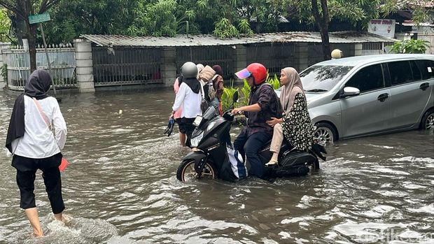 Jalan Pendidikan, Makassar, Sulawesi Selatan (Sulsel), tergenang usai hujan sejak tadi malam.