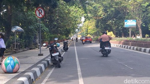 Jalur khusus sepeda di Jalan Udayana, Kota Mataram, NTB. (Foto: Nathea Citra/detikBali)
