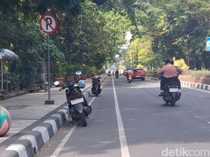 Warga Keluhkan Jalur Sepeda di Jalan Udayana Mataram Jadi Tempat Parkir Liar