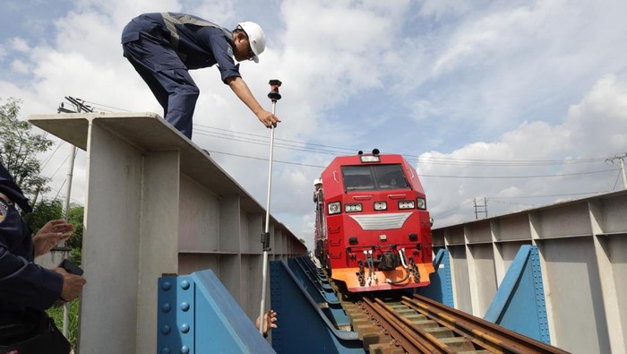 Sejumlah petugas mengukur kontra ledutan pada jembatan saat uji fungsi jembatan kereta api di Desa Jambean, Kabupaten Kediri, Jawa Timur, Senin (18/5/2026). Direktorat Jenderal Perkeretaapian Kementerian Perhubungan melalui Balai Teknik Perkeretaapian Kelas 1 Surabaya bersama Balai Perawatan Perkeretaapian melakukan uji fungsi jembatan sepanjang 32 meter di Kediri menggunakan dua lokomotif CC300 dengan berat total mencapai 150 ton untuk menguji kekuatan jembatan guna memastikan keamanan perjalanan kereta api. ANTARA FOTO/Prasetia Fauzani