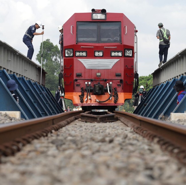 Jembatan Rel Kereta Sepanjang 32 Meter di Kediri Jalani Uji Fungsi