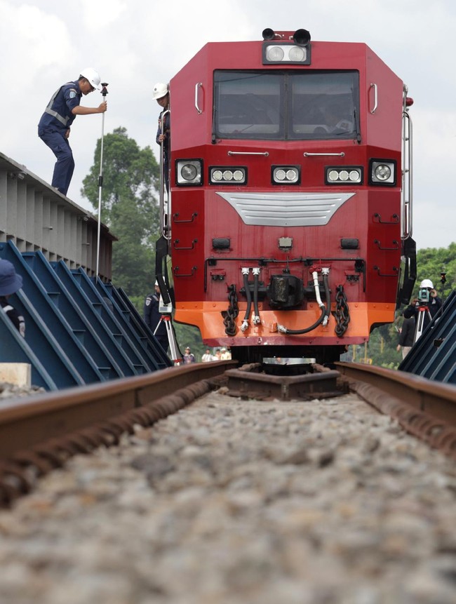 Jembatan Rel Kereta Sepanjang 32 Meter di Kediri Jalani Uji Fungsi