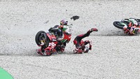 Insiden Horor Lainnya di MotoGP Catalunya: Zarco Nyangkut di Motor Bagnaia