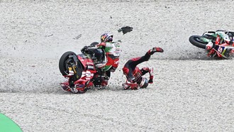 Insiden Horor Lainnya di MotoGP Catalunya: Zarco Nyangkut di Motor Bagnaia