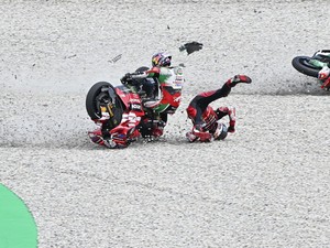 Insiden Horor Lainnya di MotoGP Catalunya: Zarco Nyangkut di Motor Bagnaia