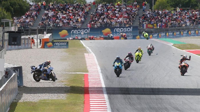 Kecelakaan parah yang dialami pembalap Gresini Racing, Alex Marquez, dalam balapan MotoGP Catalunya 2026 menjadi sorotan publik dan media internasional. Insiden tersebut terjadi pada lap ke-12 balapan yang berlangsung Minggu (17/5/2026), saat Alex me