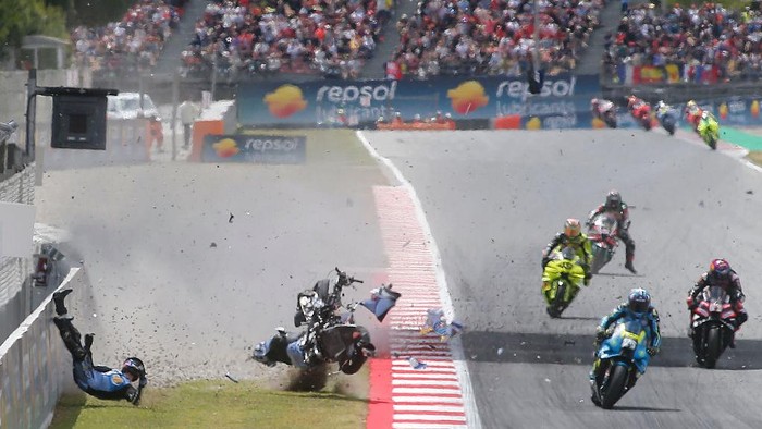 Kecelakaan parah yang dialami pembalap Gresini Racing, Alex Marquez, dalam balapan MotoGP Catalunya 2026 menjadi sorotan publik dan media internasional. Insiden tersebut terjadi pada lap ke-12 balapan yang berlangsung Minggu (17/5/2026), saat Alex me
