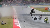 Pembalap asal Spanyol itu kemudian kehilangan kendali, meluncur ke area gravel, dan terjatuh dengan posisi highside yang cukup keras. Insiden tersebut membuat motor Alex hancur berkeping-keping. Beberapa puing motor bahkan masuk ke lintasan dan menyebabkan pembalap lain, Fabio Di Giannantonio, ikut terjatuh. Photo by Gold & Goose Photography/Getty Images