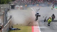 Insiden tersebut terjadi pada lap ke-12 balapan yang berlangsung Minggu (17/5/2026), saat Alex mengalami crash hebat usai bertabrakan dengan motor milik Pedro Acosta di tikungan 10. Kecelakaan bermula ketika motor Pedro Acosta mengalami masalah di lintasan. Alex Marquez yang berada tepat di belakang tidak sempat menghindar hingga menabrak motor tersebut. Photo by Gold & Goose Photography/Getty Images