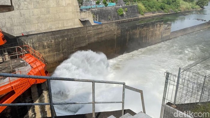 Kegiatan flushing alias pladu di Bendungan Wlingi, Blitar