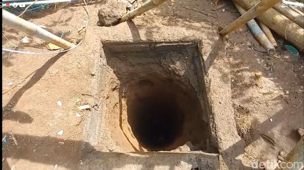 Kerbau untuk kurban masuk ke dalam sumur di Karanganyar, Salawu, Tasikmalaya