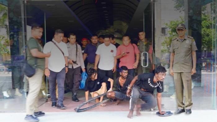 Ketiga pelaku saat diamankan Satpol PP. (Foto: dok. Satpol PP Deli Serdang)
