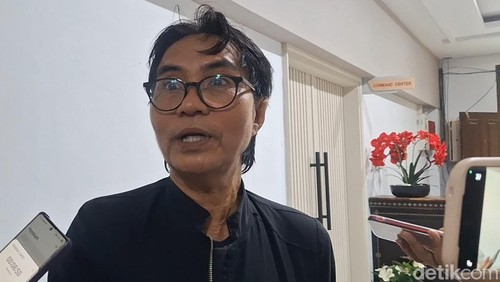 Ketua Tim Pengacara PT PCF, Yan Marli, saat diwawancarai di Kantor Wali Kota Mataram, Senin (18/5/2026). Nathea Citra/detikBali