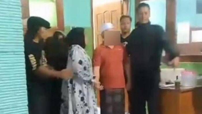 Seorang kiai di Jambon, Ponorongo diduga mencabuli 11 santri laki-laki, enam di antaranya masih anak-anak. 