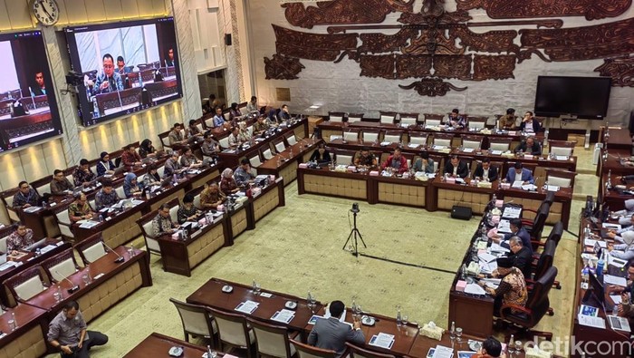 Komisi XI DPR rapat kerja dengan Gubernur Bank Indonesia (BI) Perry Warjiyo