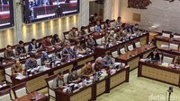 Gubernur BI Disemprot DPR: Dolar AS Sudah Rp 17.600, tapi Bilang Masih Stabil!