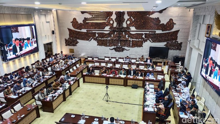 Komisi XI DPR RI menggelar rapat kerja dengan Gubernur Bank Indonesia (BI) Perry Warjiyo
