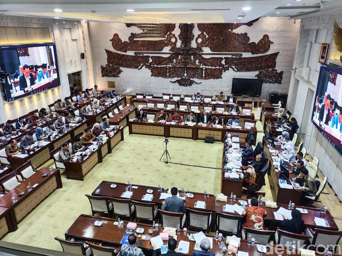 Komisi XI DPR RI menggelar rapat kerja dengan Gubernur Bank Indonesia (BI) Perry Warjiyo