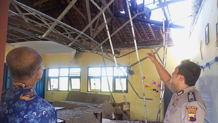 Kondisi atap ruang kelas 6 yang ambrol di SDN 2 Mlilir, Desa Mlilir, Kecamatan Gubug, Kabupaten Grobogan, Senin (18/5/2026).