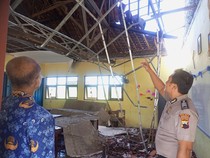 Atap SDN 2 Mlilir Grobogan Ambrol, Siswa Terpaksa Belajar di Ruang Rebana