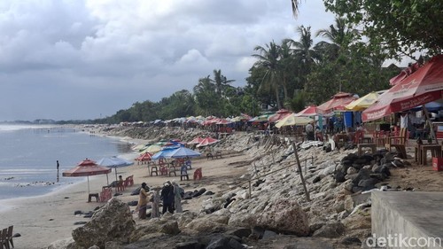 Kondisi Pantai Kuta yang kini terdampak abrasi, Senin (18/5/2026). (Fabiola Dianira)