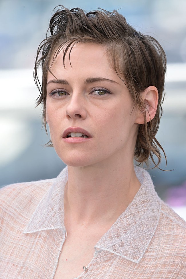 Penampilan Kristen Stewart ini dalam rangka ia menghadiri pemutaran film Full Phill pada Sabtu (16/5/2026).  Foto: Mondadori Portfolio via Getty Im/Mondadori Portfolio