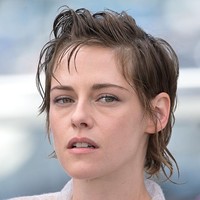 Penampilan Kristen Stewart ini dalam rangka ia menghadiri pemutaran film Full Phill pada Sabtu (16/5/2026).  Foto: Mondadori Portfolio via Getty Im/Mondadori Portfolio