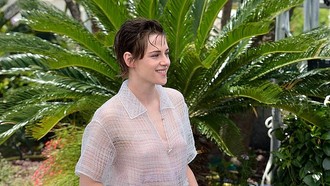 Kristen Stewart Tinggalkan High Heels di Cannes, Pilih Sneakers Nike Vintage