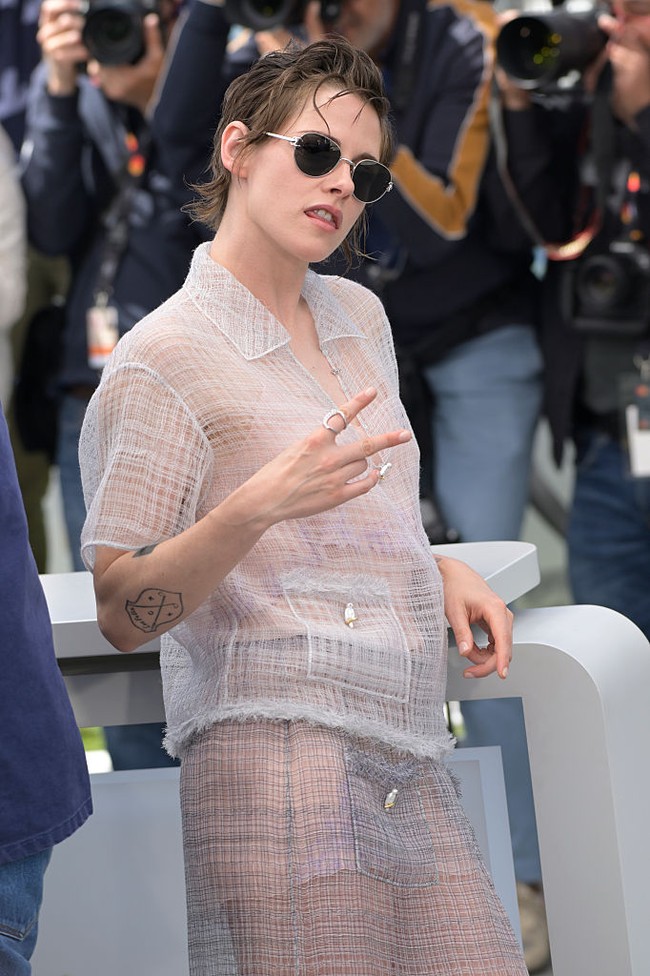 Warna kain bagian dalam yang menyerupai kulitnya membuat tempilannya sekilas tampak seperti ‘naked dress’.  Foto: Mondadori Portfolio via Getty Im/Mondadori Portfolio