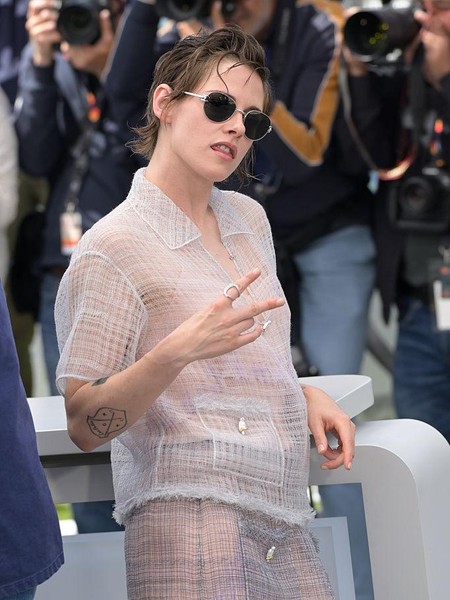 Gaya Kristen Stewart Pakai Baju Transparan di Cannes, Melanggar Dress Code?