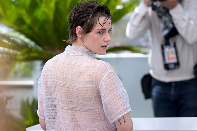 Berdasarkan FAQ resmi Cannes Film Festival tampil ‘bugil’ dilarang di red carpet maupun area lain festival demi alasan kesopanan.  Ajang tersebut juga melarang busana dengan bentuk terlalu bervolume atau ekor panjang yang bisa mengganggu pergerakan tamu dan pengaturan tempat duduk. Foto: Mondadori Portfolio via Getty Im/Mondadori Portfolio