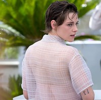 Berdasarkan FAQ resmi Cannes Film Festival tampil ‘bugil’ dilarang di red carpet maupun area lain festival demi alasan kesopanan.  Ajang tersebut juga melarang busana dengan bentuk terlalu bervolume atau ekor panjang yang bisa mengganggu pergerakan tamu dan pengaturan tempat duduk. Foto: Mondadori Portfolio via Getty Im/Mondadori Portfolio