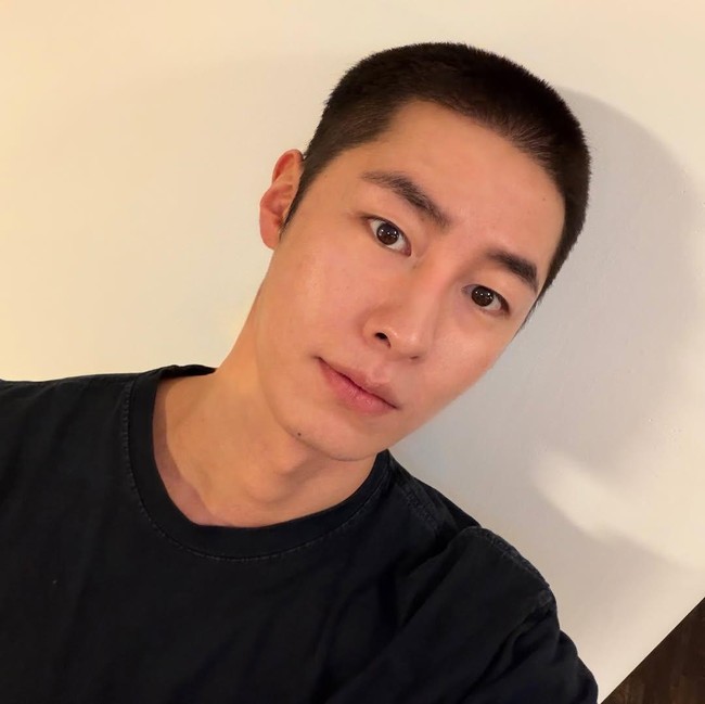 Lee Jae Wook Pamit Wamil, Pamer Foto Cepak
