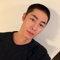 Aktor Korea Lee Jae Wook resmi memulai wajib militer pada Senin (18/5/2026). Sehari sebelum keberangkatannya, ia memamerkan penampilan baru dengan potongan rambut cepak. Foto: dok. Instagram @jxxvvxxk