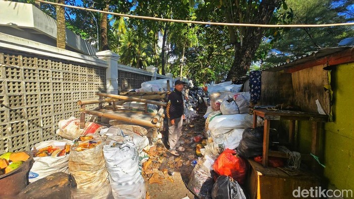 Lorong Sampah dibalik kemegahan Istana Presiden Palabuhanratu, Kabupaten Sukabumi