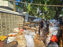 Menilik Lorong Sampah di Tembok Istana Presiden Palabuhanratu