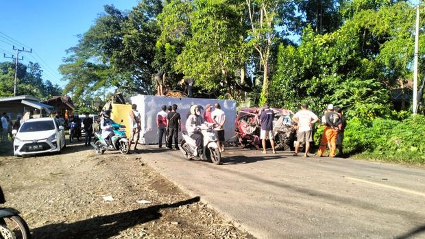 Luwu Sebuah mobil Wuling terlibat tabrakan dengan truk boks di Jalan Trans Sulawesi, Kecamatan Walenrang, Kabupaten Luwu