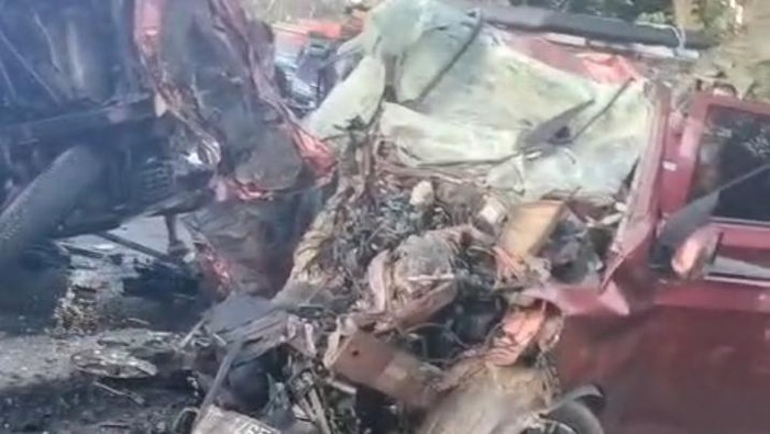 Kecelakaan tragis melibatkan mobil Wuling dan truk boks terjadi di Jalan Trans Sulawesi, Kabupaten Luwu, Sulawesi Selatan (Sulsel).